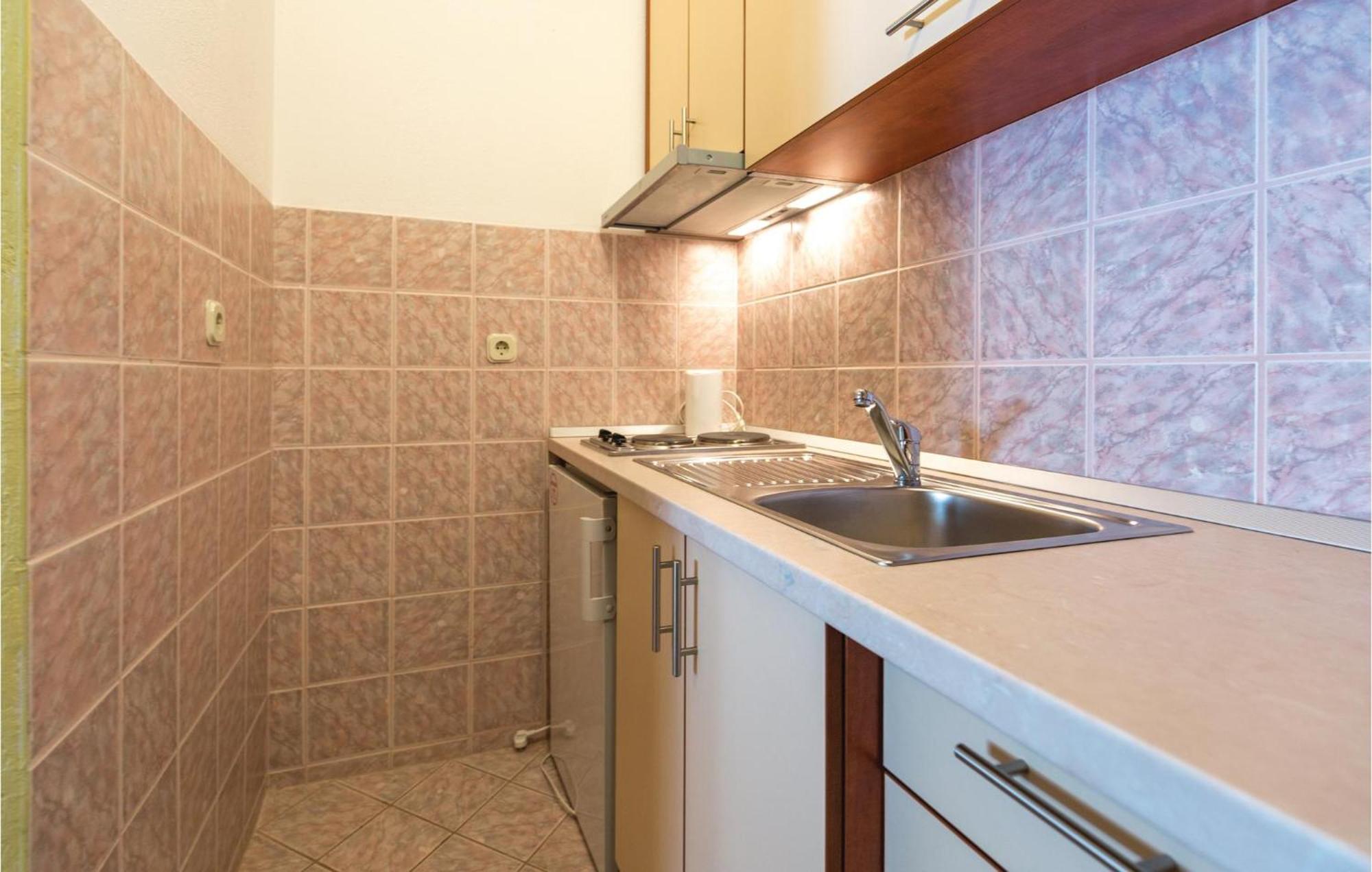 2 Bedroom Stunning Apartment In Makarska Exterior foto