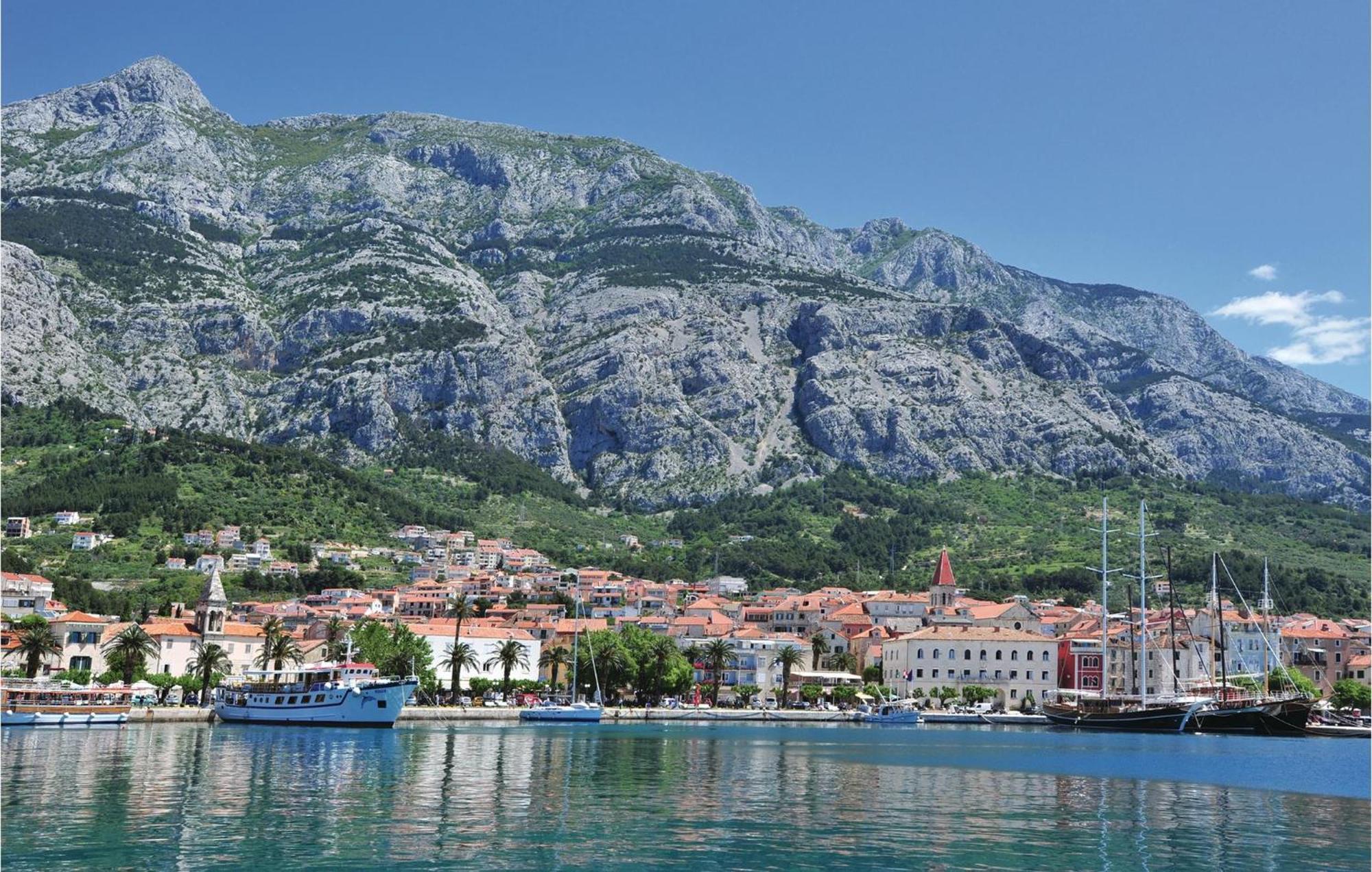 2 Bedroom Stunning Apartment In Makarska Exterior foto